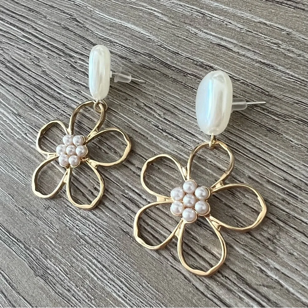 NEW | faux pearl flower dangle earrings